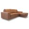 Nordic sofa med sjeselong hyrevent cognacfarget skinn.