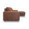 Nordic sofa med sjeselong hyrevent cognacfarget skinn.